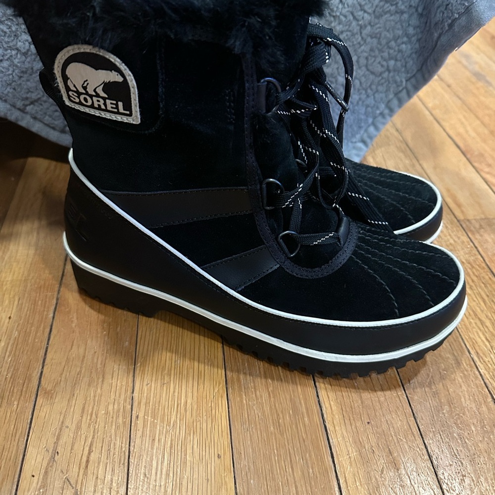 Sorel Women's Black and White Winter Boots